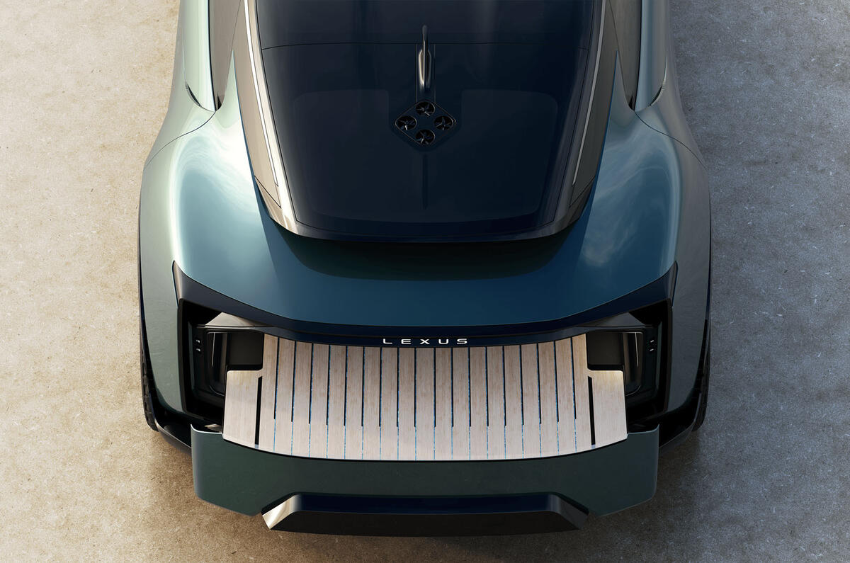 Parte trasera del Lexus LS Coupé con maletero abierto Parte trasera del Lexus LS Coupé con maletero abierto