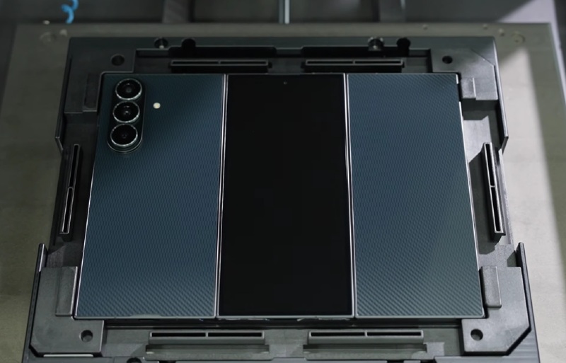 Adherir los paneles traseros del Galaxy Z TriFold