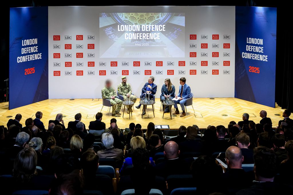 Discusión en panel en la Conferencia de Defensa de Londres. Ilustración: Ministerio de Defensa