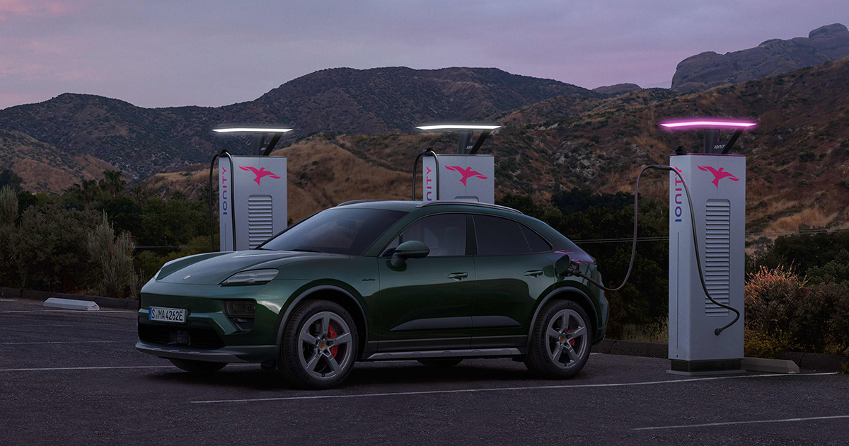 Porsche Macan 4S (2024) en la estación de carga Porsche Macan 4S (2024) en la estación de carga