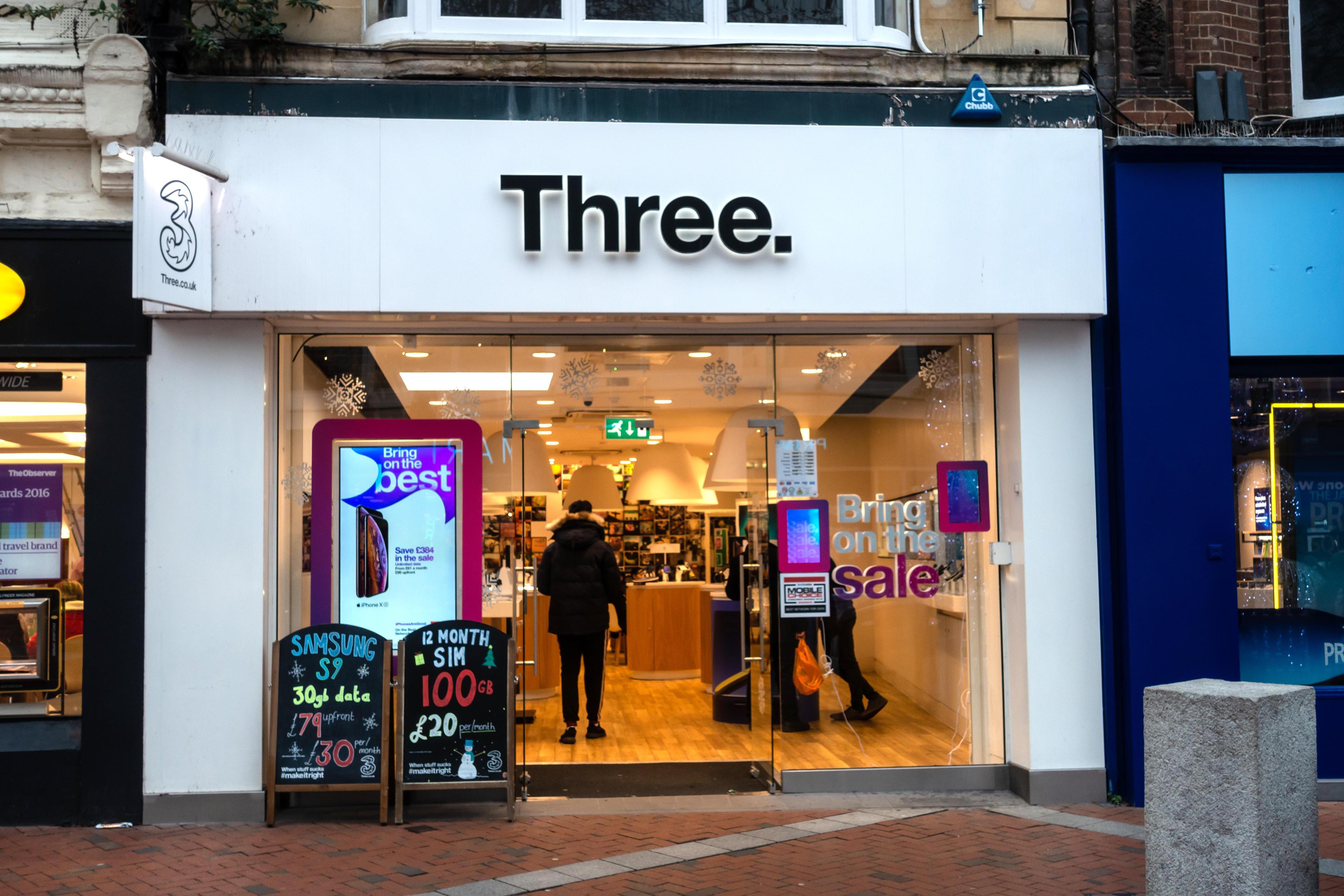 El operador de telefonía móvil Three ha lanzado un plan de banda ancha para empresas con 5G y una velocidad media de 100 Mbps a un precio de 14,17€. El operador de telefonía móvil Three ha lanzado un plan de banda ancha para empresas con 5G y una velocidad media de 100 Mbps a un precio de 14,17€.