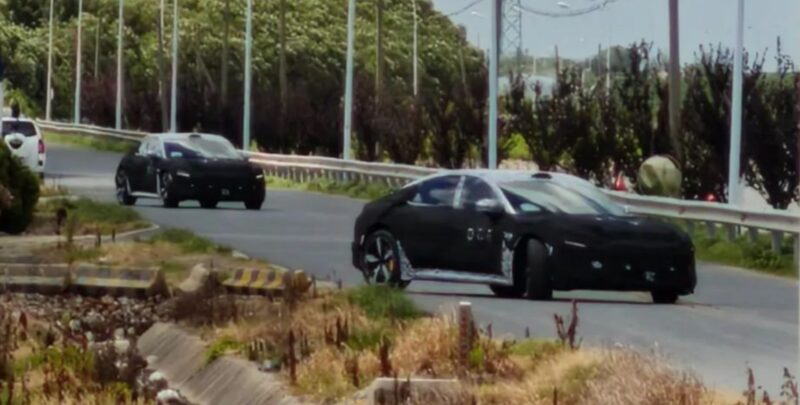 Vista trasera del sedan alargado Xiaomi SU7 L Vista trasera del sedan alargado Xiaomi SU7 L