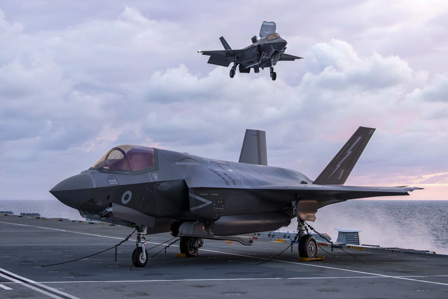 El portaaviones insignia HMS Queen Elizabeth, que transporta cazas de quinta generación F-35 Lightning II, llevó a cabo con éxito una serie de misiones de ataque simuladas frente a las costas de Noruega.-5 El portaaviones insignia HMS Queen Elizabeth, que transporta cazas de quinta generación F-35 Lightning II, llevó a cabo con éxito una serie de misiones de ataque simuladas frente a las costas de Noruega.-5