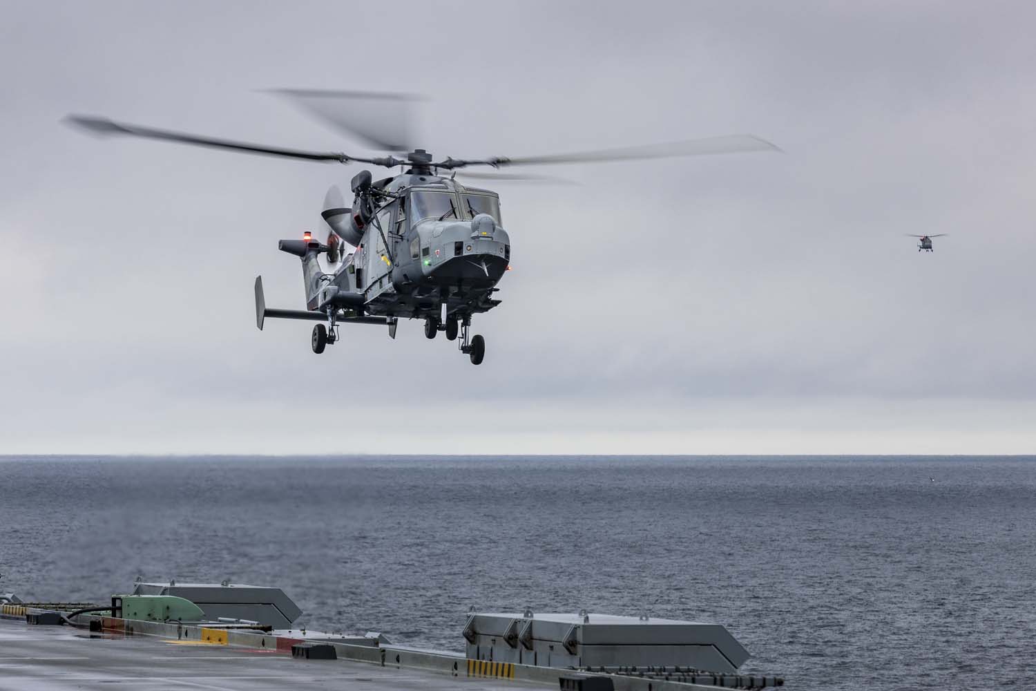 El portaaviones insignia HMS Queen Elizabeth, que transporta cazas de quinta generación F-35 Lightning II, llevó a cabo con éxito una serie de misiones de ataque simuladas frente a las costas de Noruega.-6 El portaaviones insignia HMS Queen Elizabeth, que transporta cazas de quinta generación F-35 Lightning II, llevó a cabo con éxito una serie de misiones de ataque simuladas frente a las costas de Noruega.-6