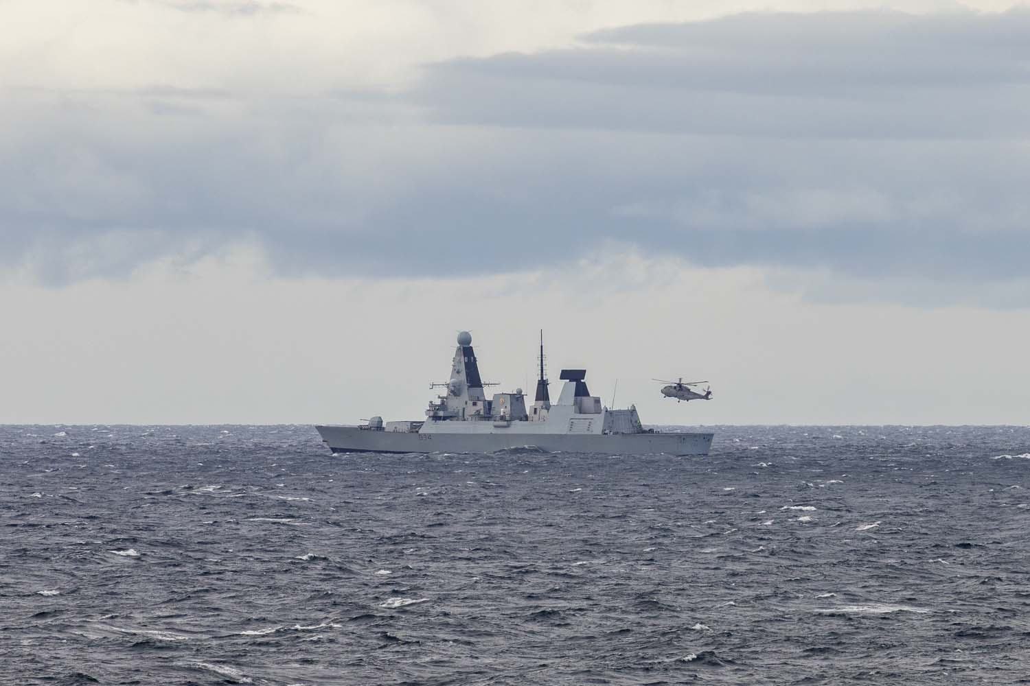El portaaviones insignia HMS Queen Elizabeth, que transporta cazas de quinta generación F-35 Lightning II, llevó a cabo con éxito una serie de misiones de ataque simuladas frente a las costas de Noruega.-7 El portaaviones insignia HMS Queen Elizabeth, que transporta cazas de quinta generación F-35 Lightning II, llevó a cabo con éxito una serie de misiones de ataque simuladas frente a las costas de Noruega.-7