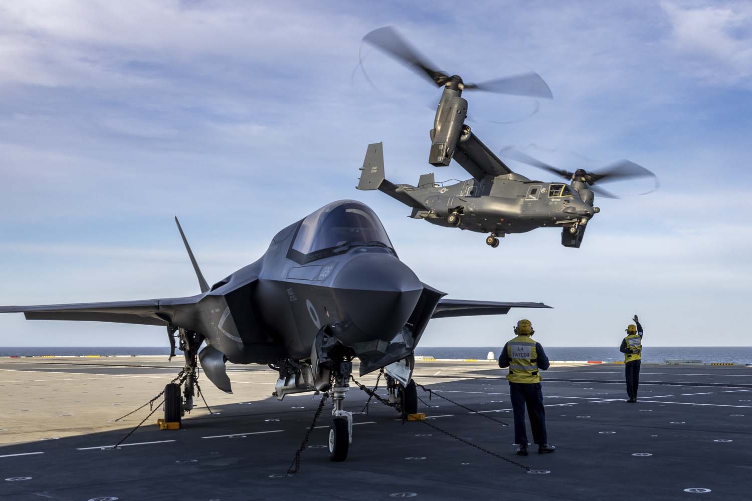El portaaviones insignia HMS Queen Elizabeth, que transporta cazas de quinta generación F-35 Lightning II, llevó a cabo con éxito una serie de misiones de ataque simuladas frente a las costas de Noruega.-10 El portaaviones insignia HMS Queen Elizabeth, que transporta cazas de quinta generación F-35 Lightning II, llevó a cabo con éxito una serie de misiones de ataque simuladas frente a las costas de Noruega.-10