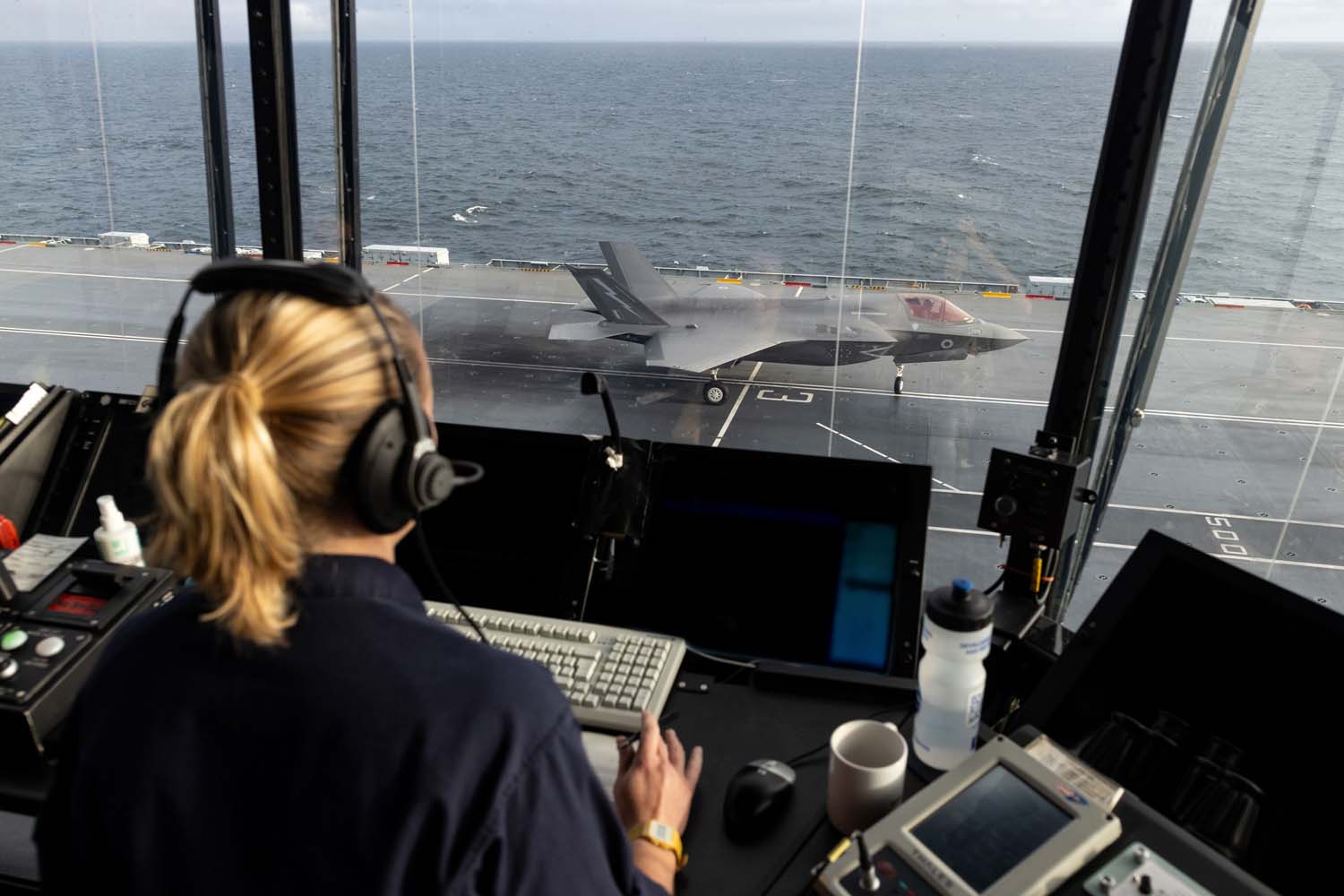 El portaaviones insignia HMS Queen Elizabeth, que transporta cazas de quinta generación F-35 Lightning II, llevó a cabo con éxito una serie de misiones de ataque simuladas frente a las costas de Noruega.-11 El portaaviones insignia HMS Queen Elizabeth, que transporta cazas de quinta generación F-35 Lightning II, llevó a cabo con éxito una serie de misiones de ataque simuladas frente a las costas de Noruega.-11