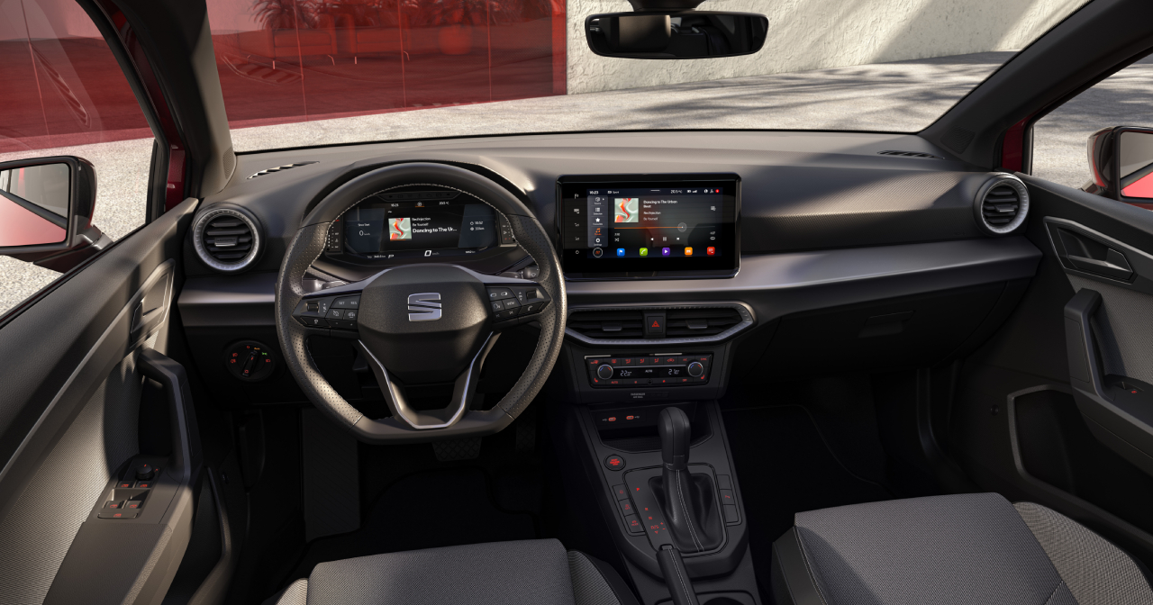 Vista trasera y asientos delanteros del nuevo Seat Ibiza Vista trasera y asientos delanteros del nuevo Seat Ibiza