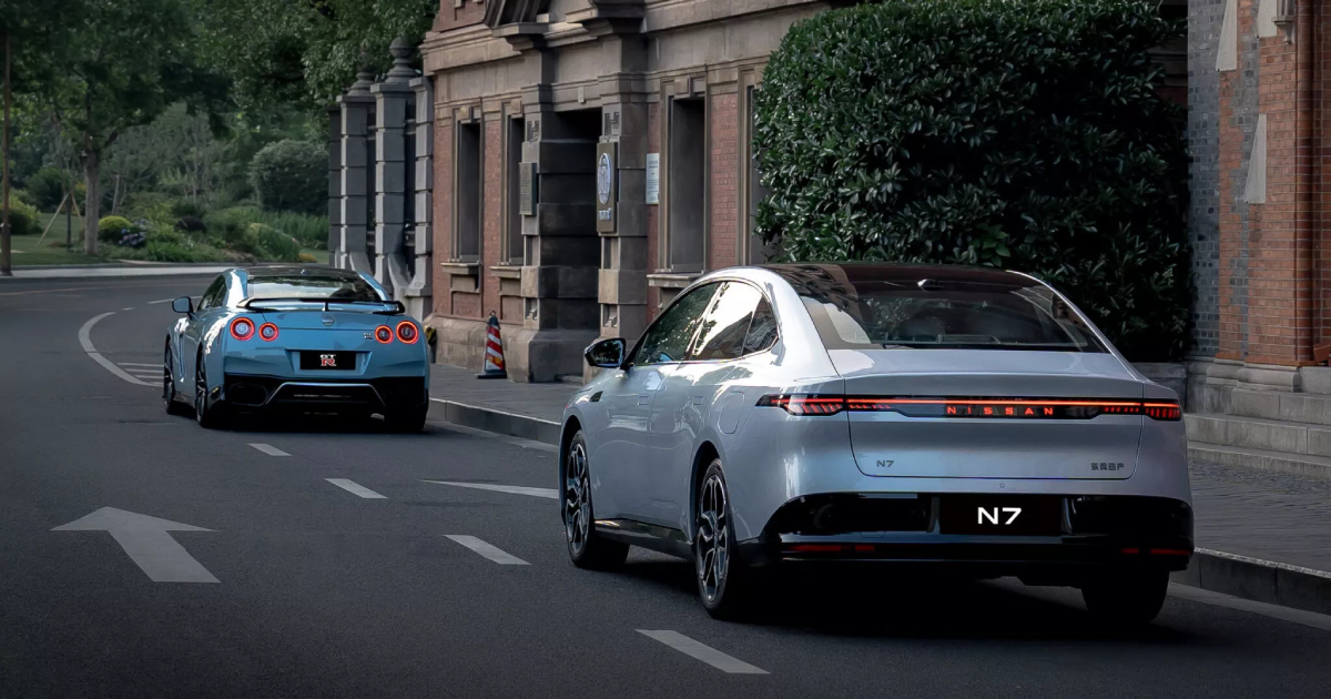 Otro ángulo del Nissan N7 y GT-R Otro ángulo del Nissan N7 y GT-R