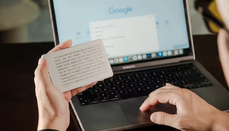 Libro electrónico ultra compacto Xteink X4 en un smartphone