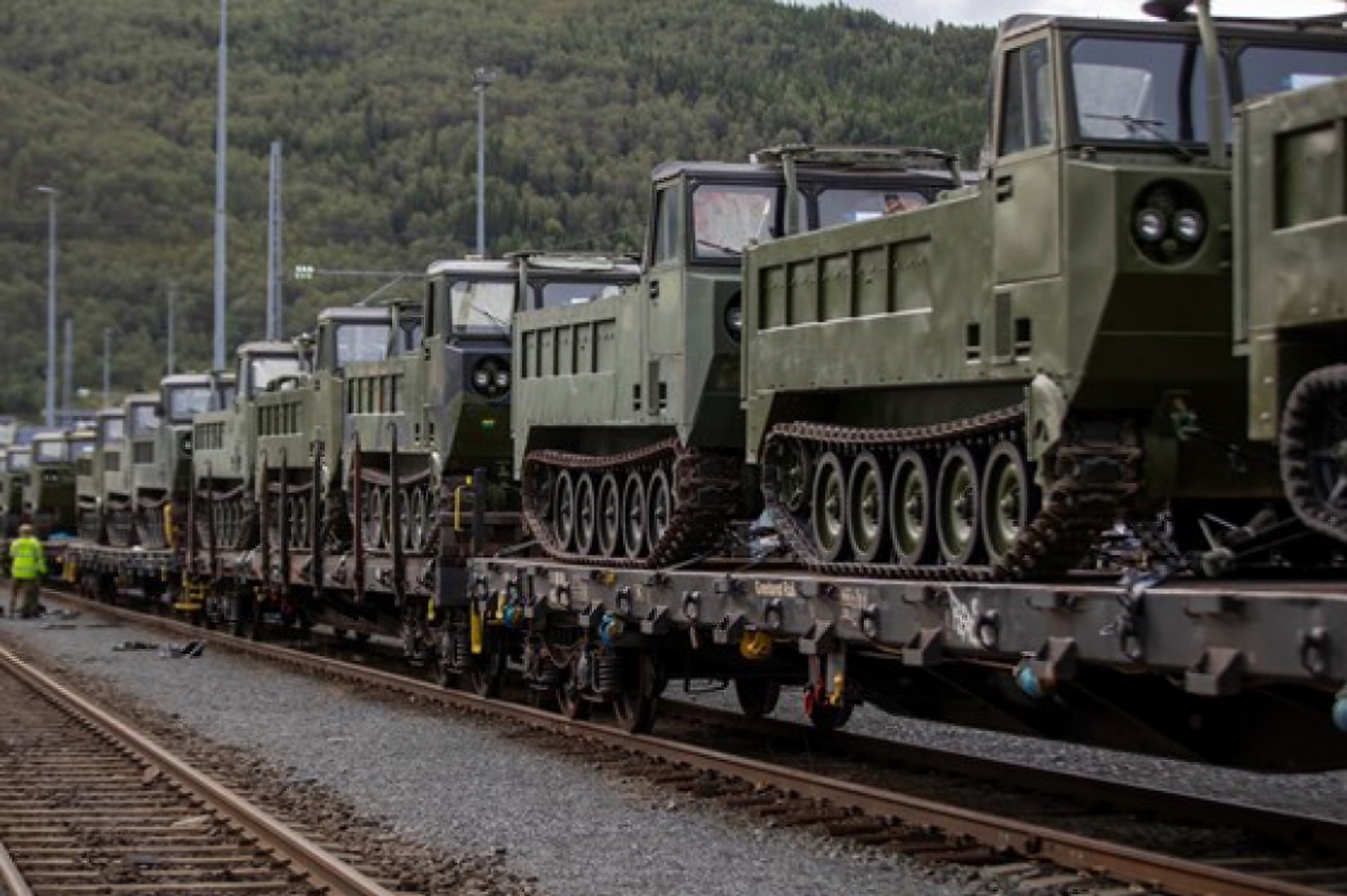 Noruega transferirá 50 transportadores de orugas M548 a las AFU, están basados en el M113 APC Noruega transferirá 50 transportadores de orugas M548 a las AFU, están basados en el M113 APC