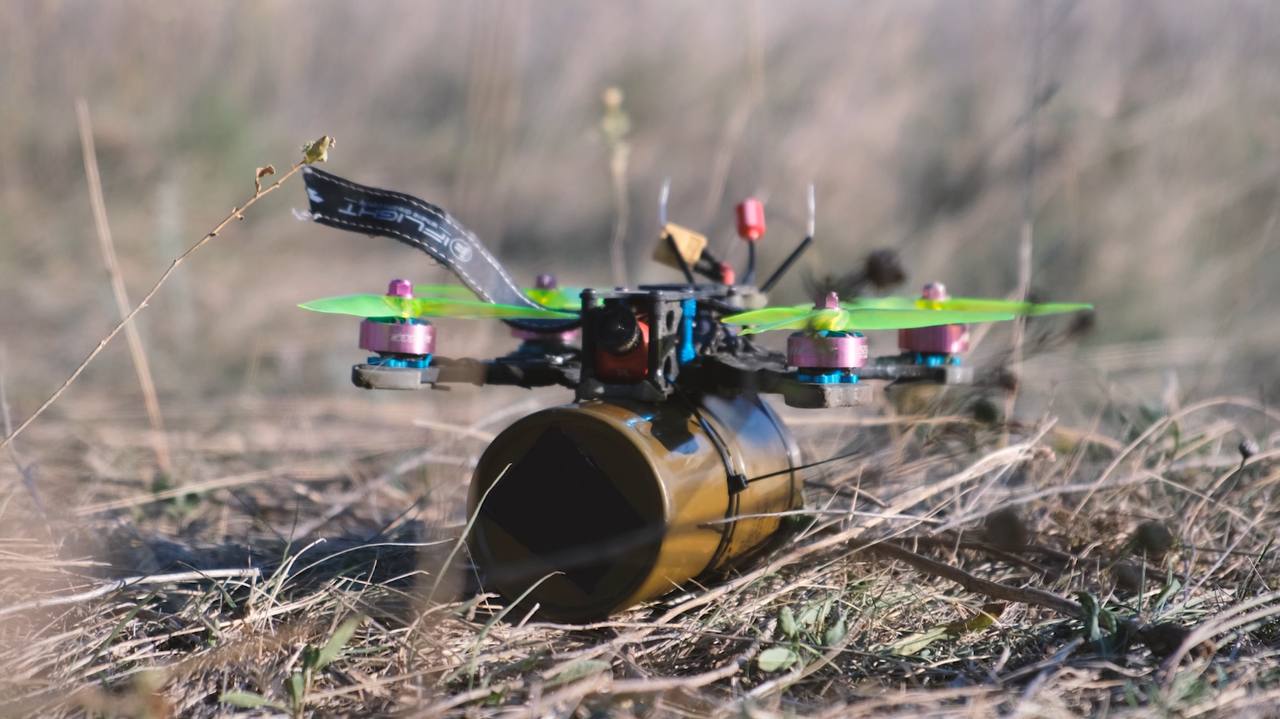 Un dron FPV impactó contra un tanque ruso en movimiento volando hacia la escotilla Un dron FPV impactó contra un tanque ruso en movimiento volando hacia la escotilla