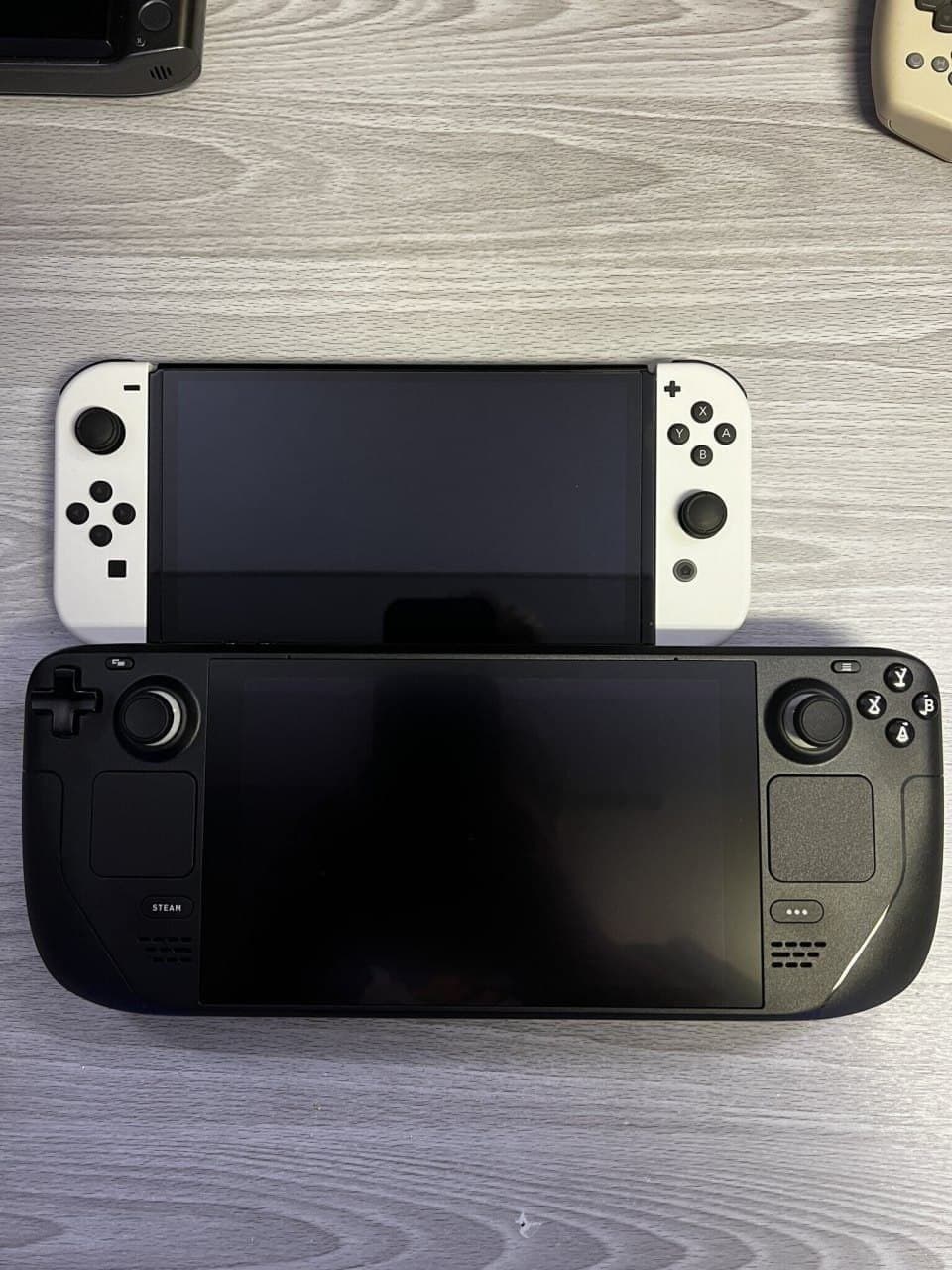Comparación visual de Steam Deck con otras consolas portátiles y una banana Comparación visual de Steam Deck con otras consolas portátiles y una banana
