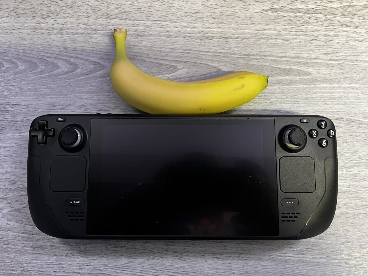 Comparación visual de Steam Deck con otras consolas portátiles y una banana-2 Comparación visual de Steam Deck con otras consolas portátiles y una banana-2