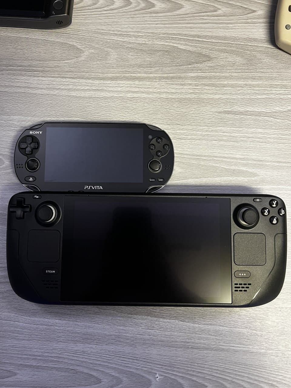 Comparación visual de Steam Deck con otras consolas portátiles y una banana-3 Comparación visual de Steam Deck con otras consolas portátiles y una banana-3