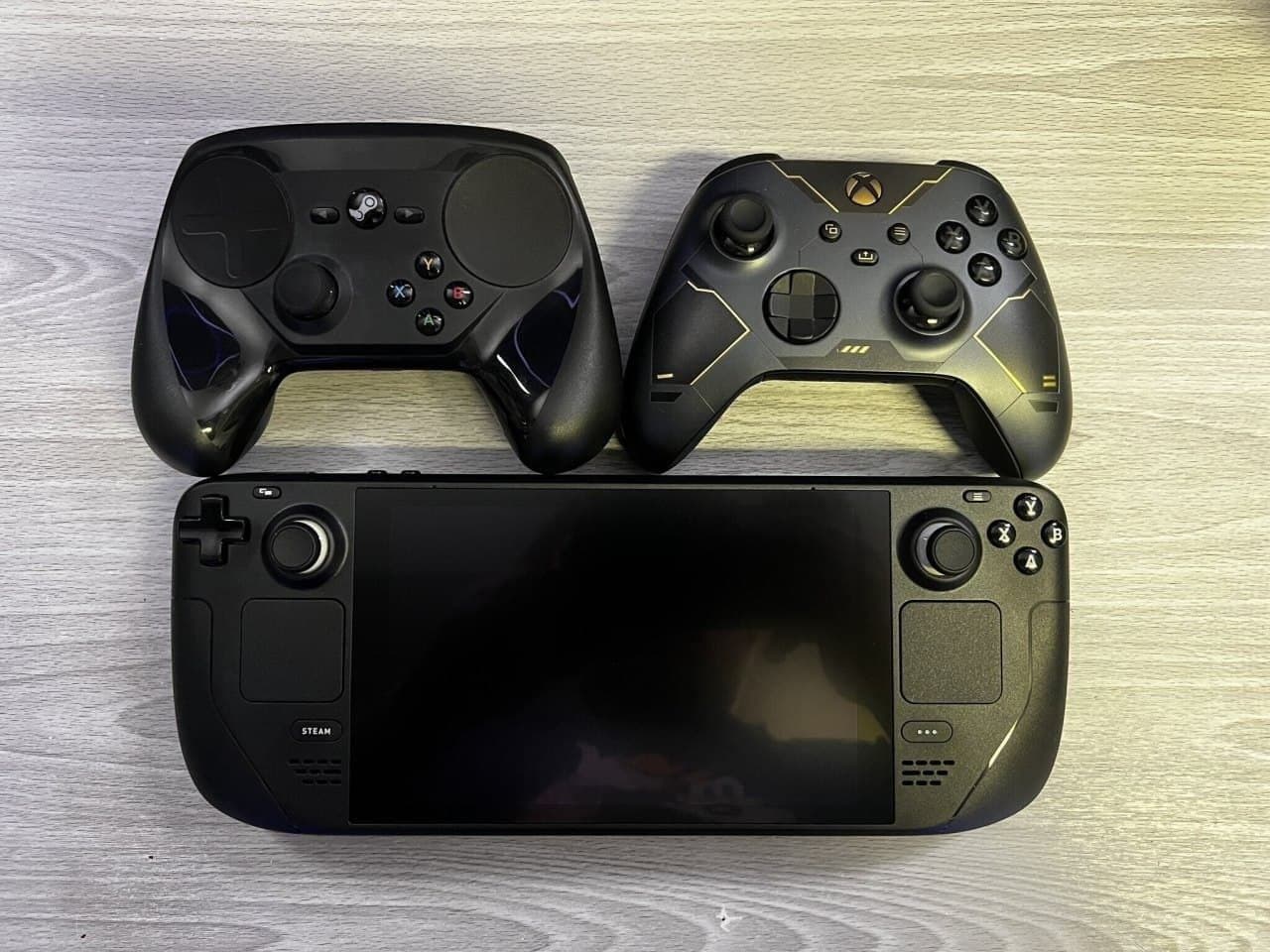 Comparación visual de Steam Deck con otras consolas portátiles y una banana-4 Comparación visual de Steam Deck con otras consolas portátiles y una banana-4