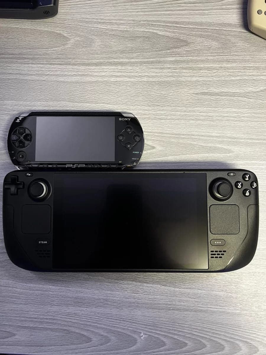 Comparación visual de Steam Deck con otras consolas portátiles y una banana-5 Comparación visual de Steam Deck con otras consolas portátiles y una banana-5