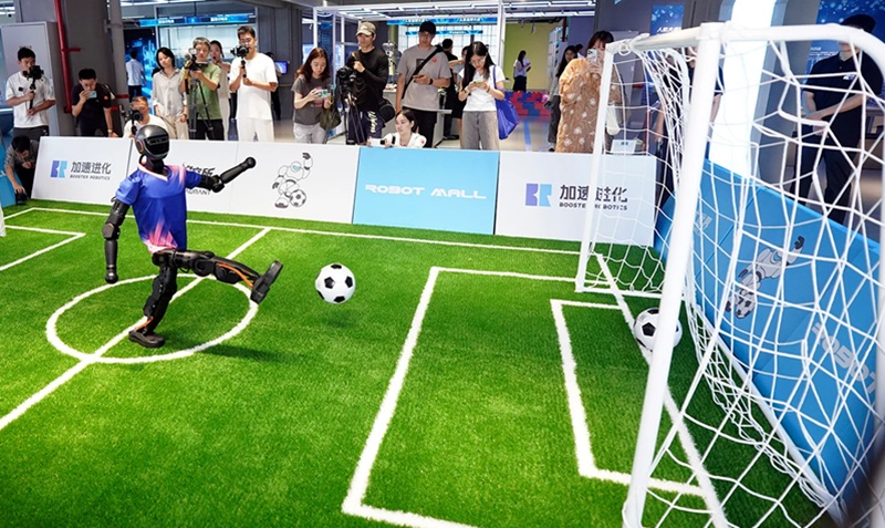 Un robot jugando al fútbol Un robot jugando al fútbol