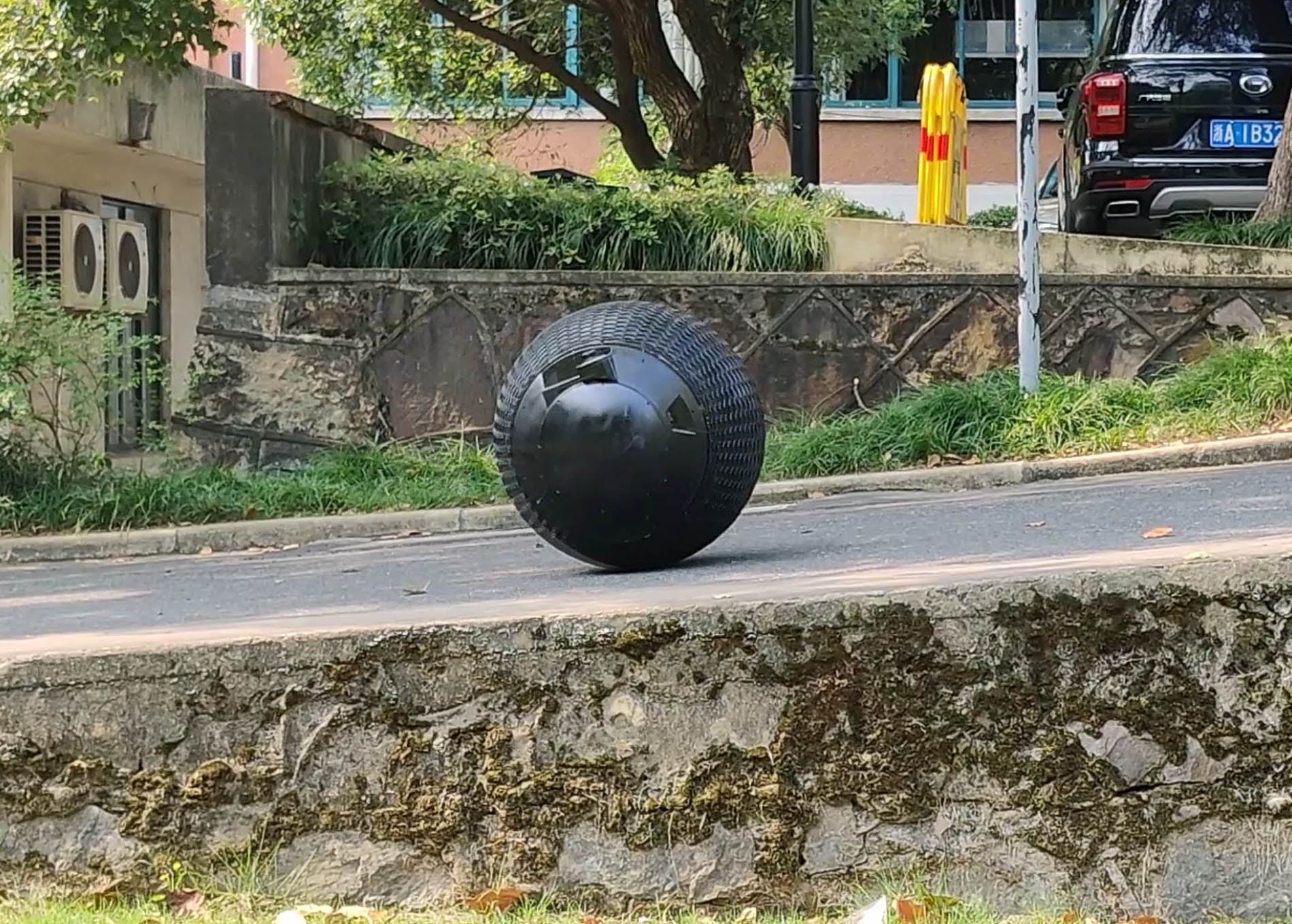 Rotunbot RT-G Rotunbot RT-G en una calle de la ciudad, foto de rotunbot.cn