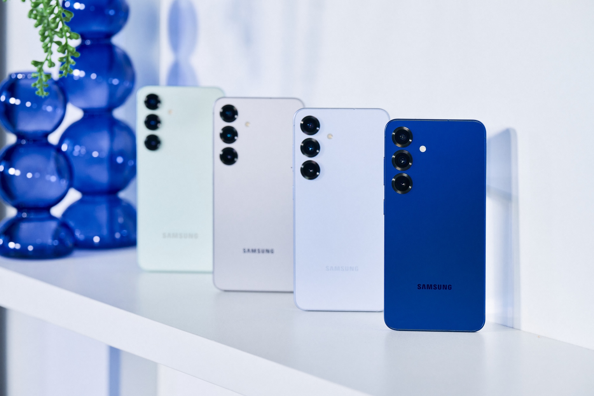 Familia de colores del Samsung Galaxy S25 en un entorno real