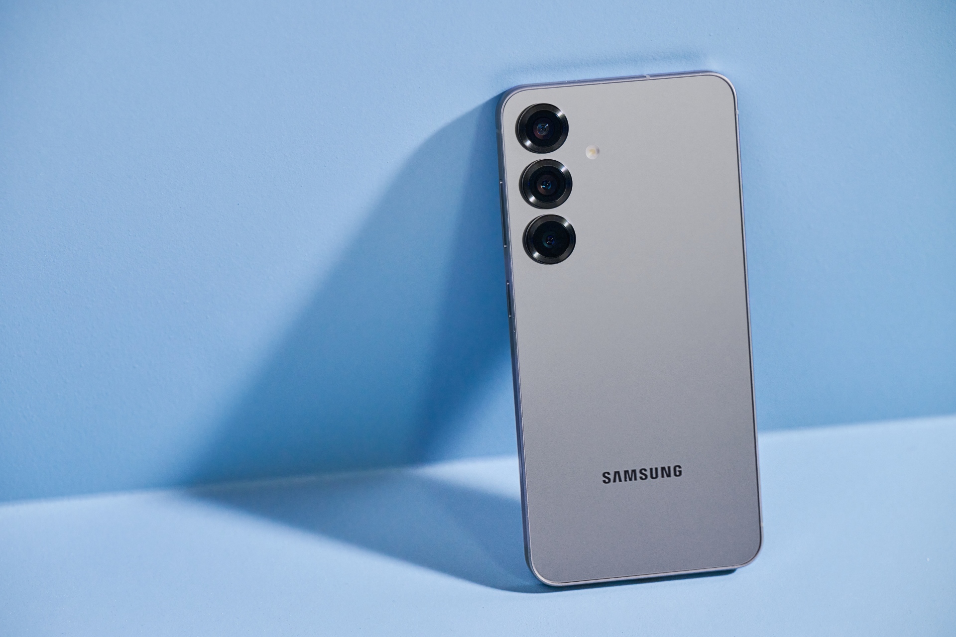 Samsung Galaxy S25+ en color Silver Shadow