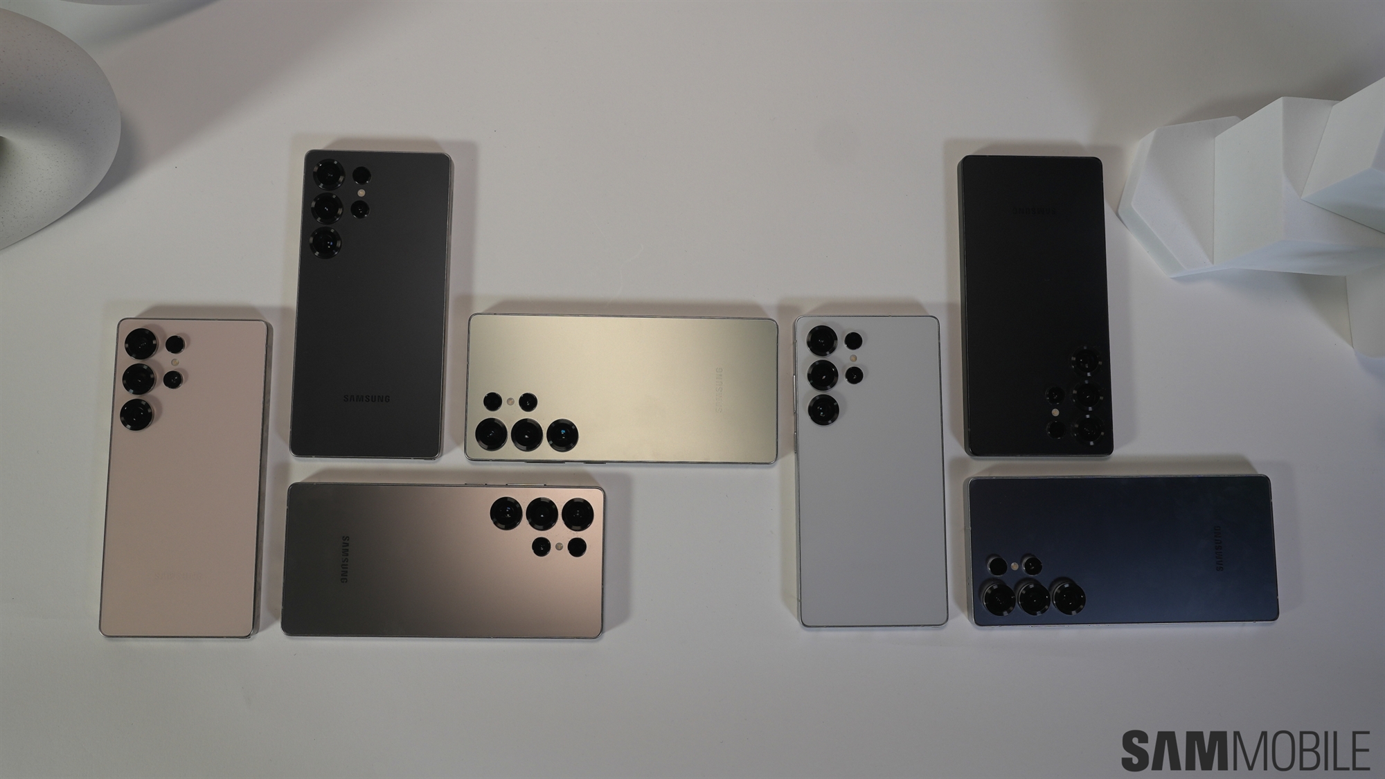 Todos los colores del Samsung Galaxy S25 Ultra sobre la mesa