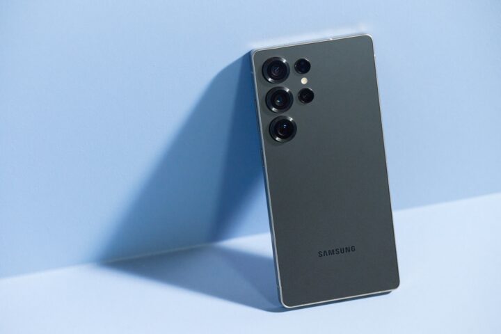 Samsung Galaxy S25 Ultra en color negro titanio