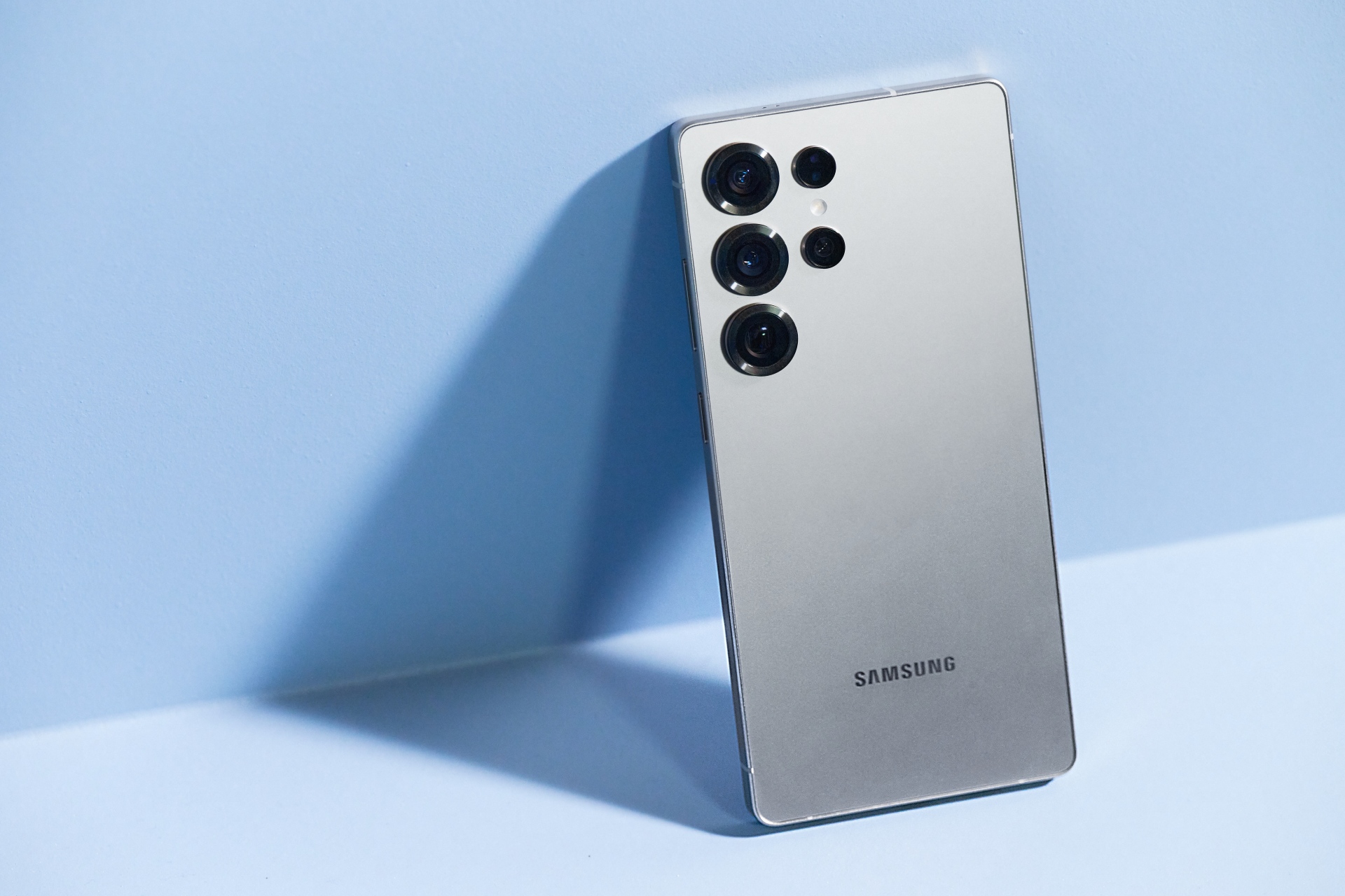 Samsung Galaxy S25 Ultra en color gris titanio
