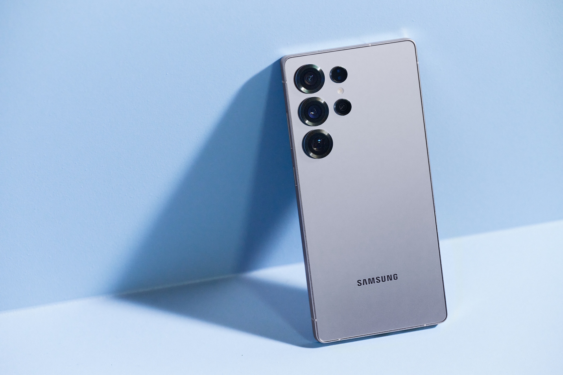 Samsung Galaxy S25 Ultra en color Azul Plata Titanio