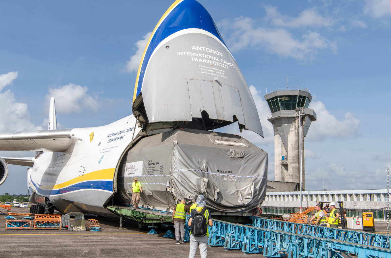 Avión de transporte ucraniano An-124 y satélite CSO-3