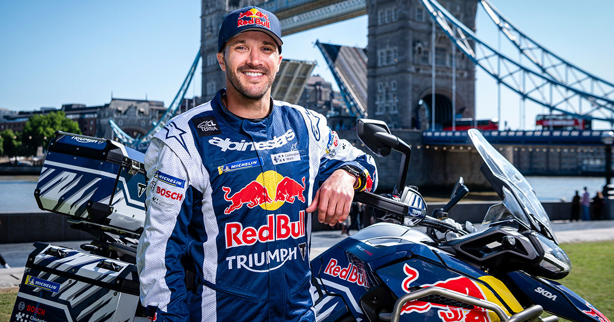 Sam Sunderland posando para un retrato antes de su carrera Race Around the World en Londres. Foto: Mark Roe / Red Bull Content Pool Sam Sunderland ahead of Race Around the World