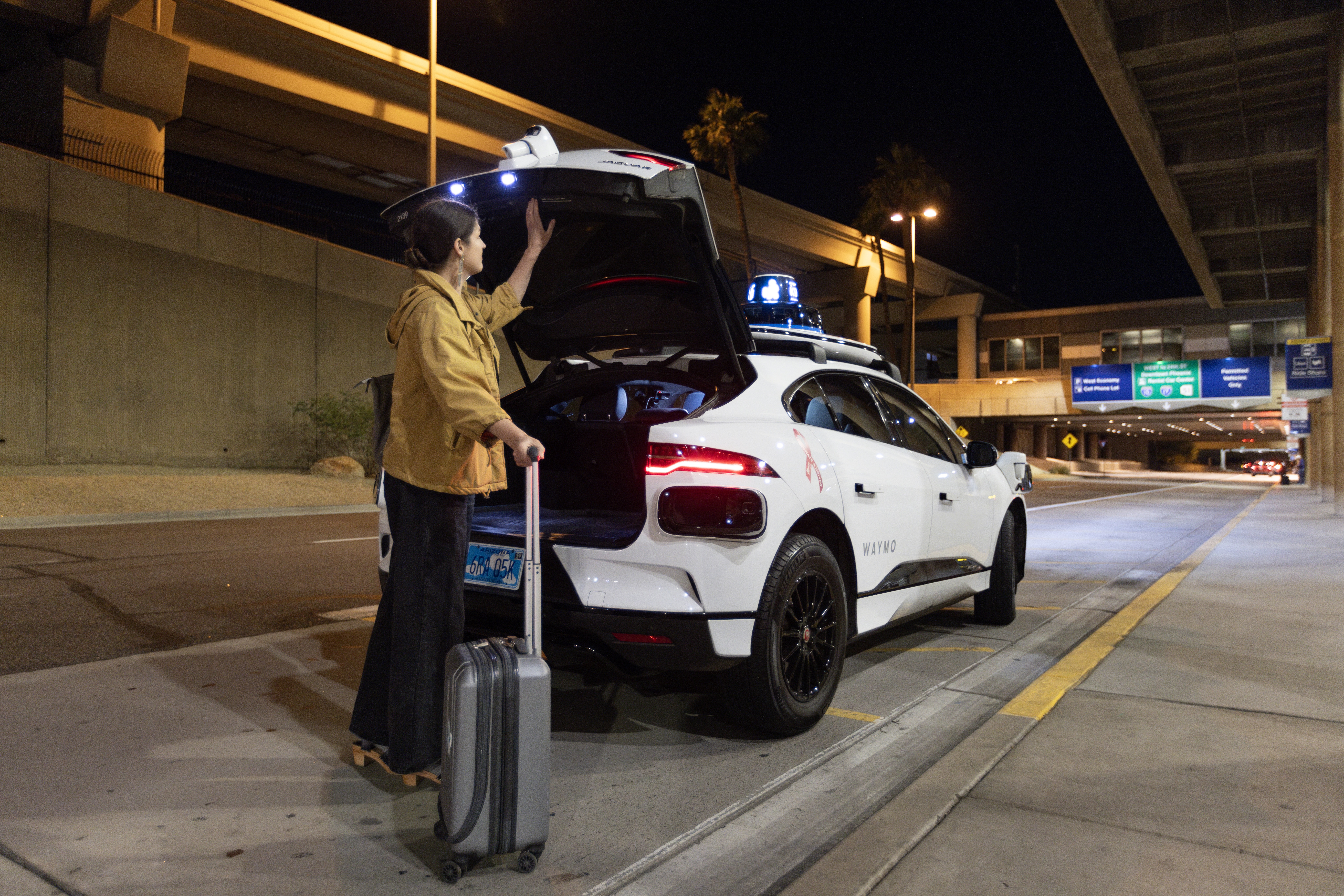 Waymo lanza un servicio de robotaxi en el aeropuerto de Phoenix