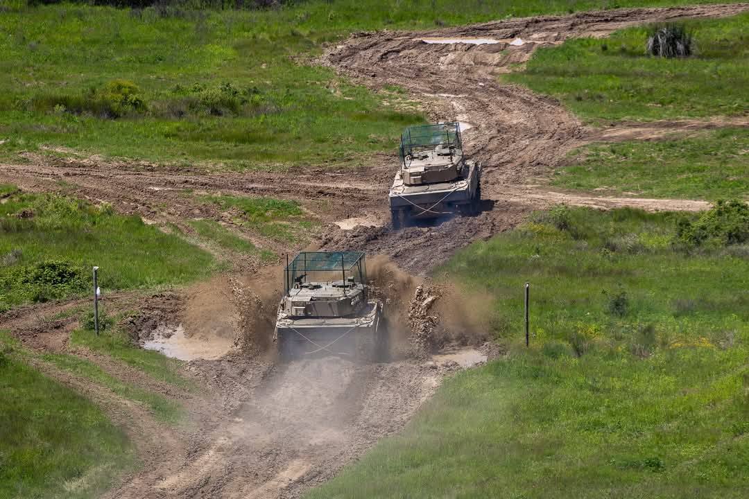Tanques Leopard 2A4 eslovacos con rejas anti-drones Tanques Leopard 2A4 eslovacos con rejas anti-drones