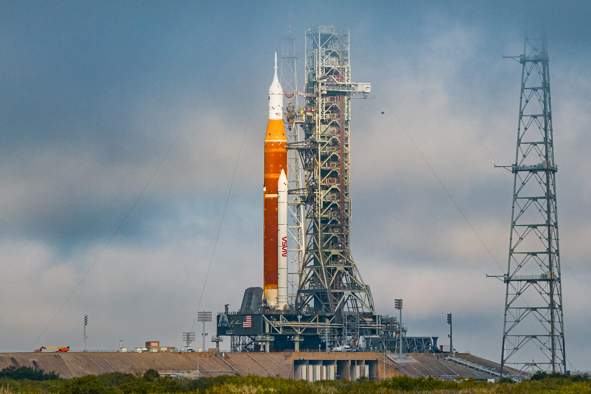 La NASA confía en la misión lunar Artemis I de mañana, a pesar de los daños en el cohete SLS La NASA confía en la misión lunar Artemis I de mañana, a pesar de los daños en el cohete SLS