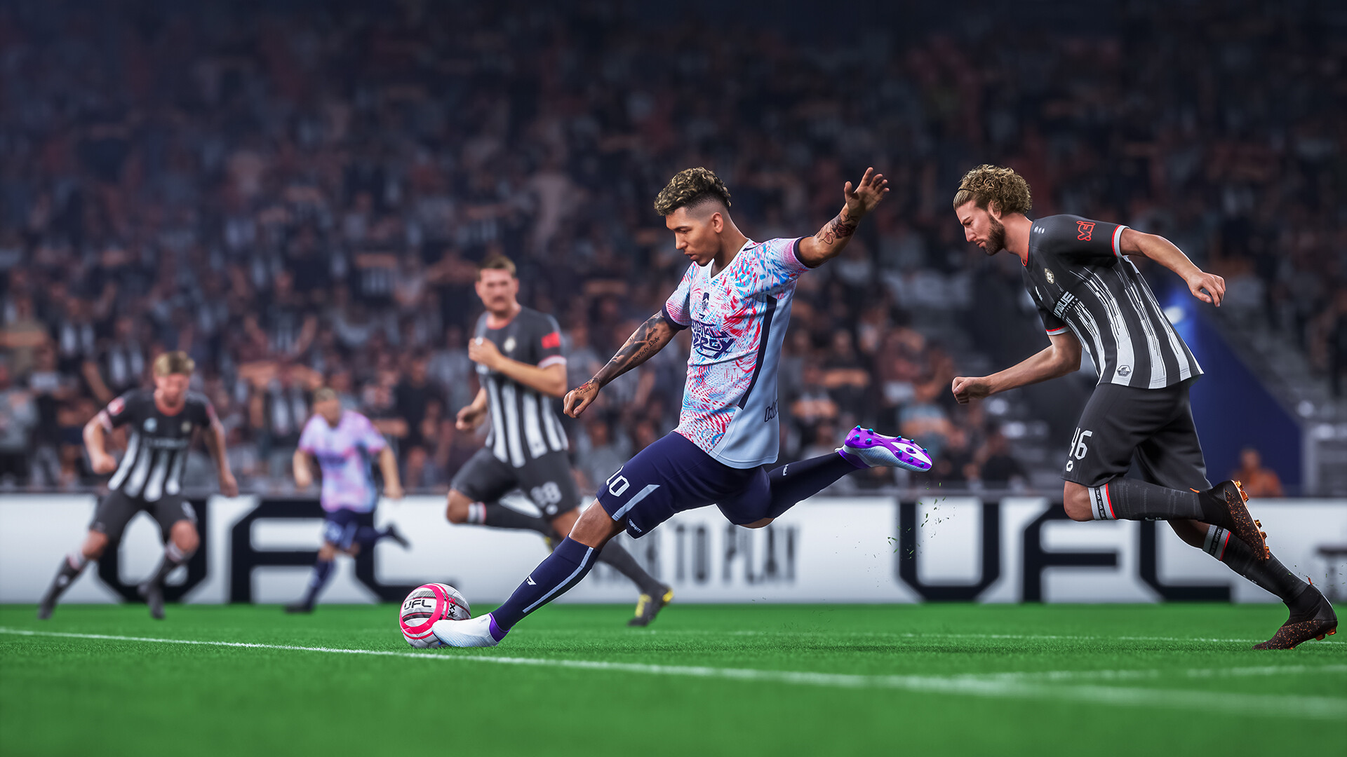 Un jugador regatea el balón en la UFL Un jugador regatea el balón en la UFL