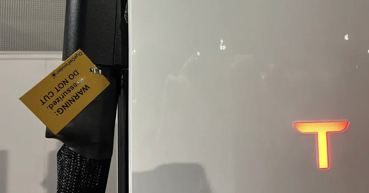 Advertencia en el cable de carga sobre el tinte a presión en el interior