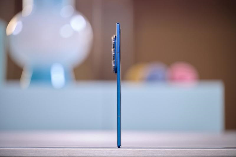 Smartphone Samsung Galaxy Z Fold 7 en el altavoz Smartphone Samsung Galaxy Z Fold 7 en el altavoz
