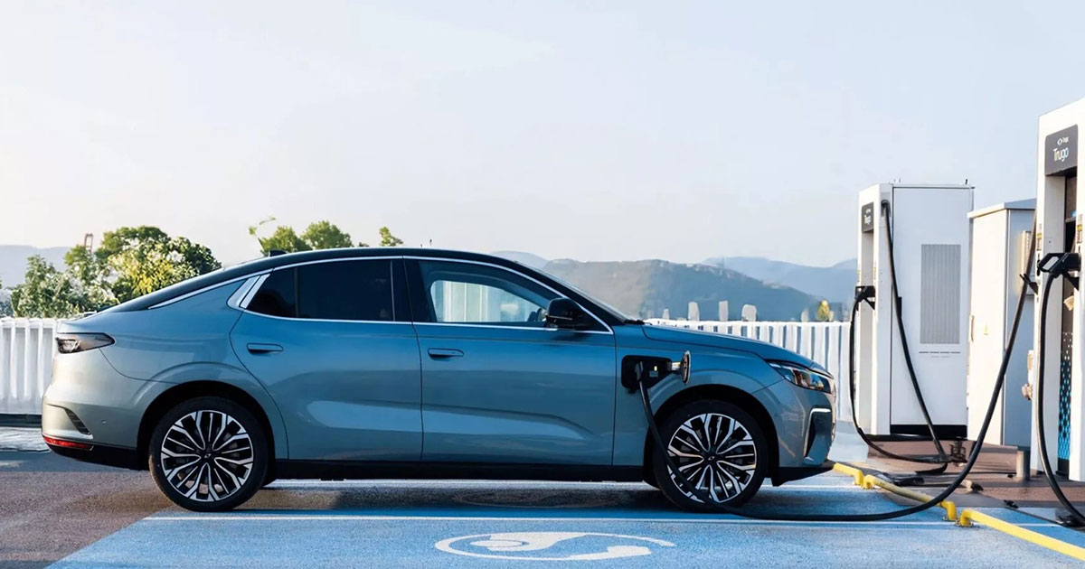 Coche eléctrico Togg T10F en el fondo de la ciudad