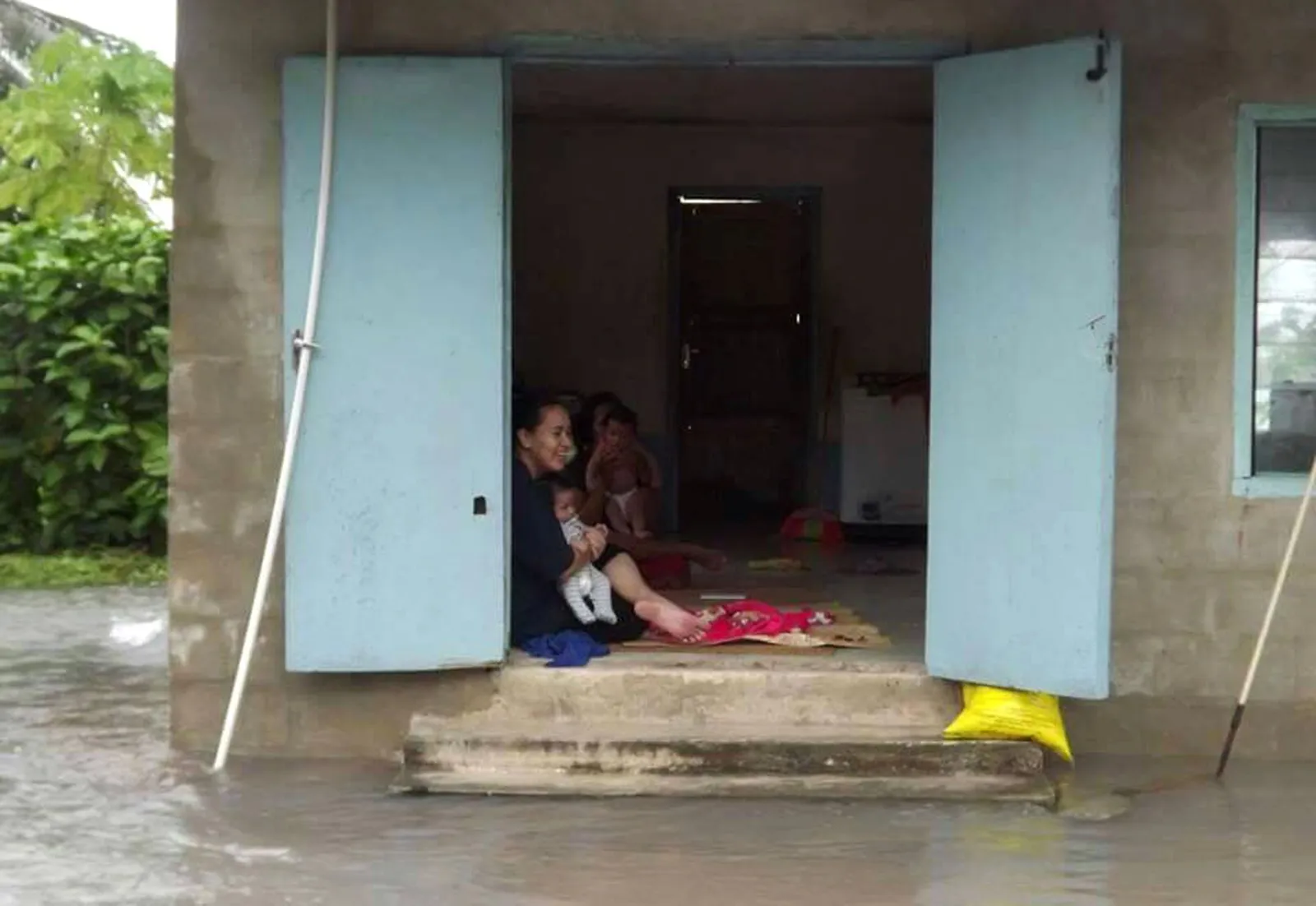 Residentes locales durante la inundación