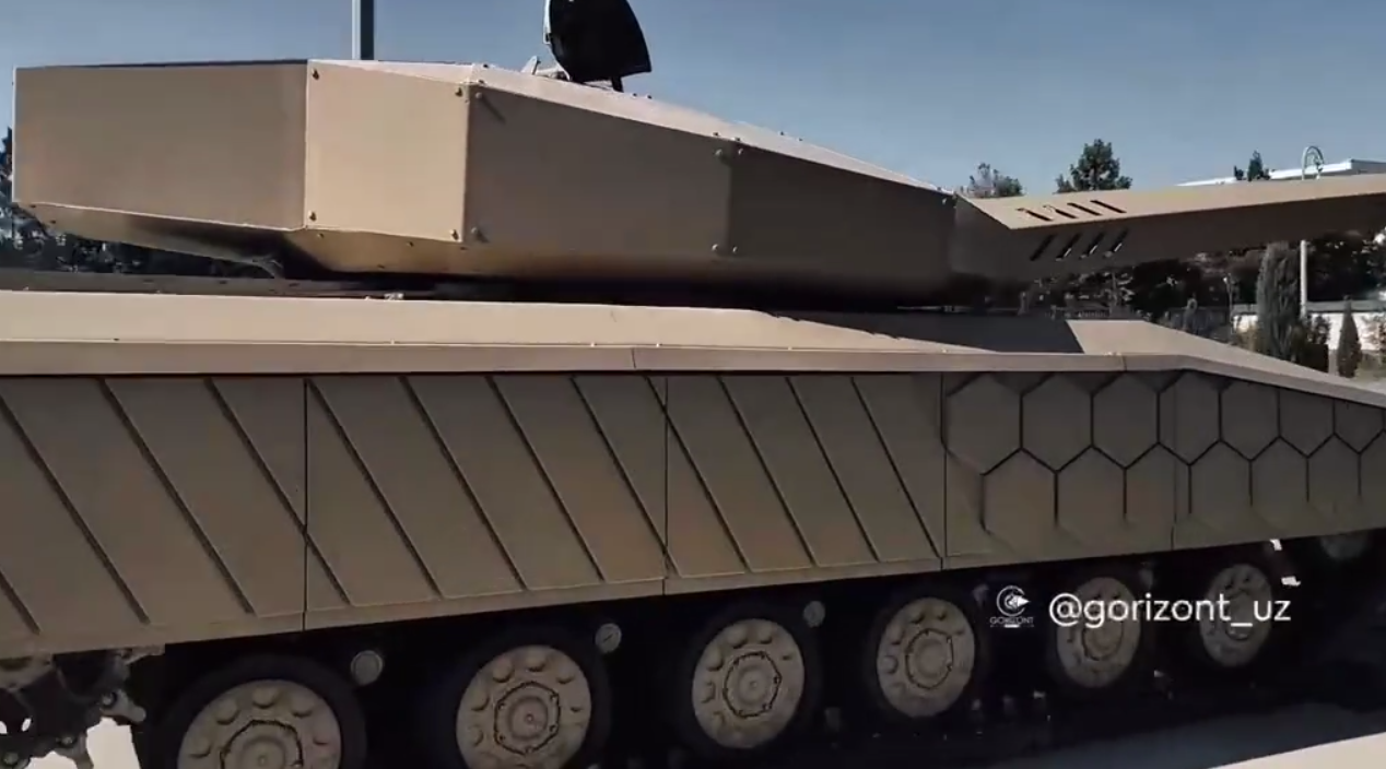 Tanque T-64B modernizado con chasis protector futurista