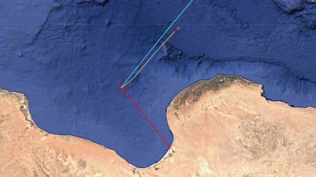 El petrolero Vilamoura (rojo) remolcado por el Boka Summit (azul)