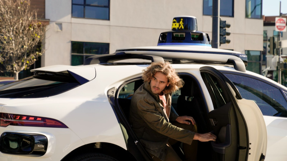 Waymo ha desarrollado un sistema de comunicación visual para coches no tripulados con humanos