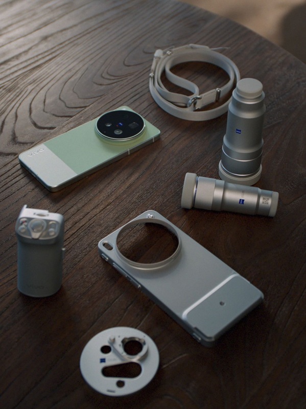 Foto adicional con un accesorio para Vivo X300 Ultra