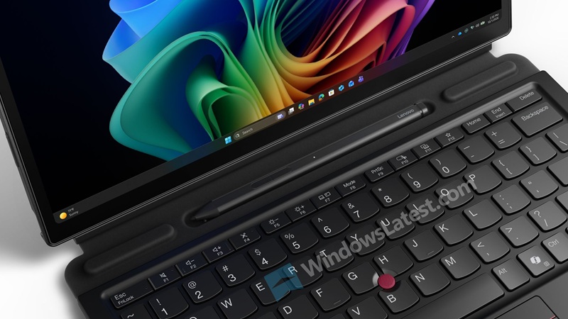 ThinkPad X13 Detachable con Eclipse Black y lápiz en el teclado