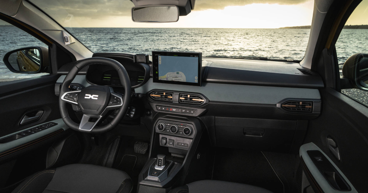 Interior de Dacia 2026 con pantalla actualizada