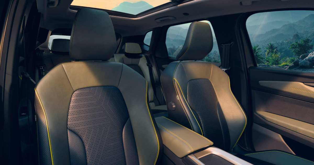 Elementos decorativos en el interior del Duster detrás del vidrio