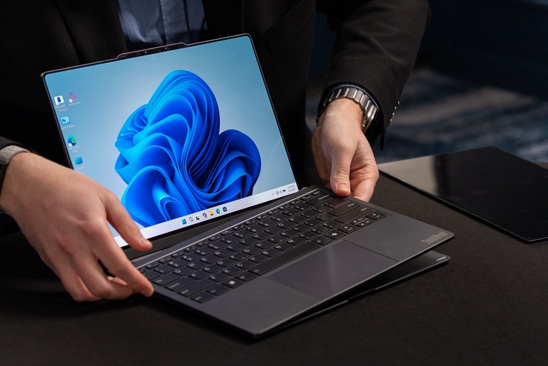 ThinkBook Modular AI PC con dos pantallas