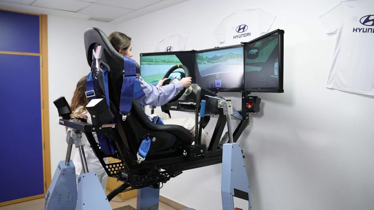Entrenamiento de habilidades de conducción en simulador de Hyundai