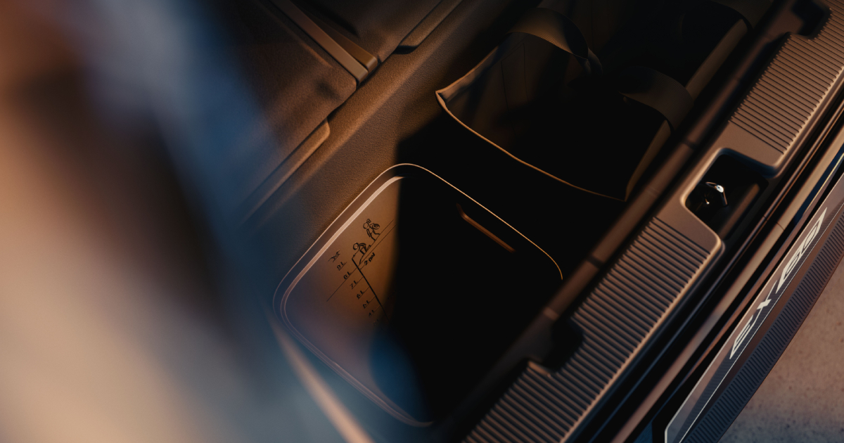 Interior del Volvo EX60 con sistema de almacenamiento inteligente