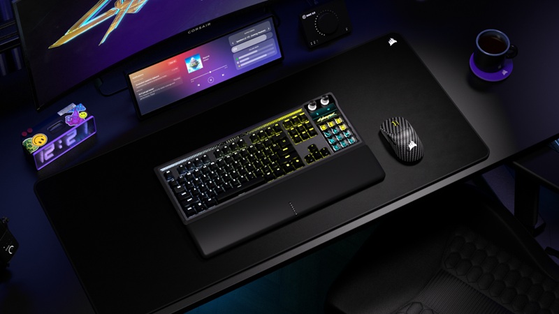 Imagen del teclado y controlador Corsair Galleon 100 SD